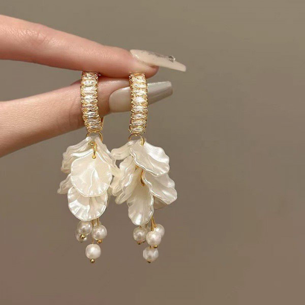 Вечерние серьги кольца с подвесками из жемчужных лепестков CJN93839