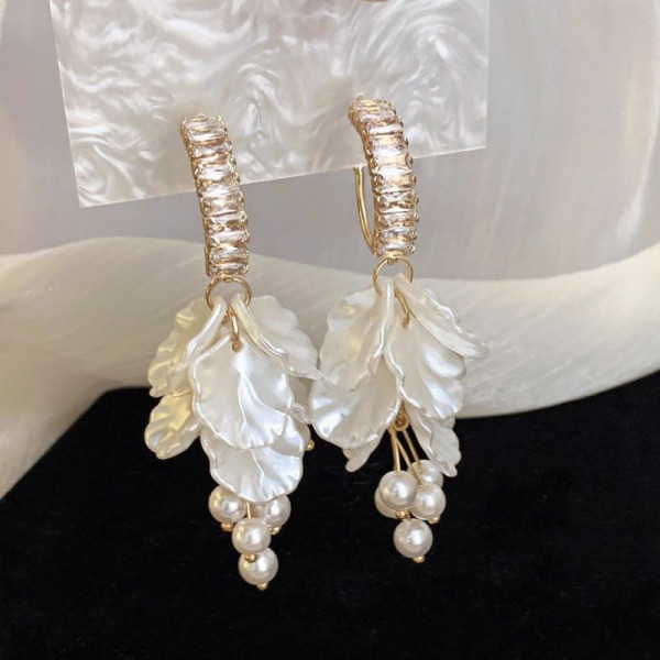 Вечерние серьги кольца с подвесками из жемчужных лепестков CJN93839