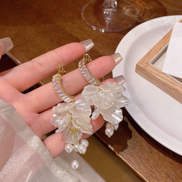 Вечерние серьги кольца с подвесками из жемчужных лепестков CJN93839