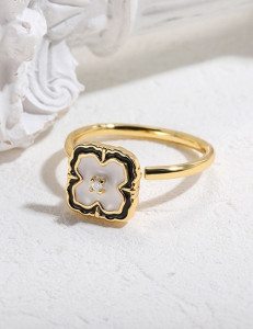 Кольцо с четырехлистником из перламутра в черной оправе R74083