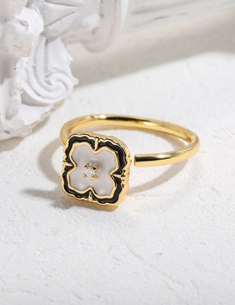 Кольцо с четырехлистником из перламутра в черной оправе R74083