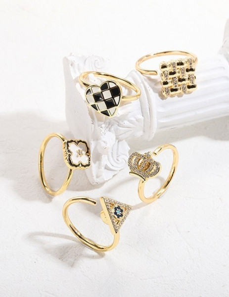 Кольцо с четырехлистником из перламутра в черной оправе R74083