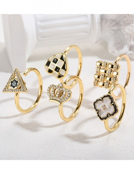 Кольцо с четырехлистником из перламутра в черной оправе R74083