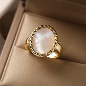 Золотистое кольцо с овальным перламутровым камнем N78317