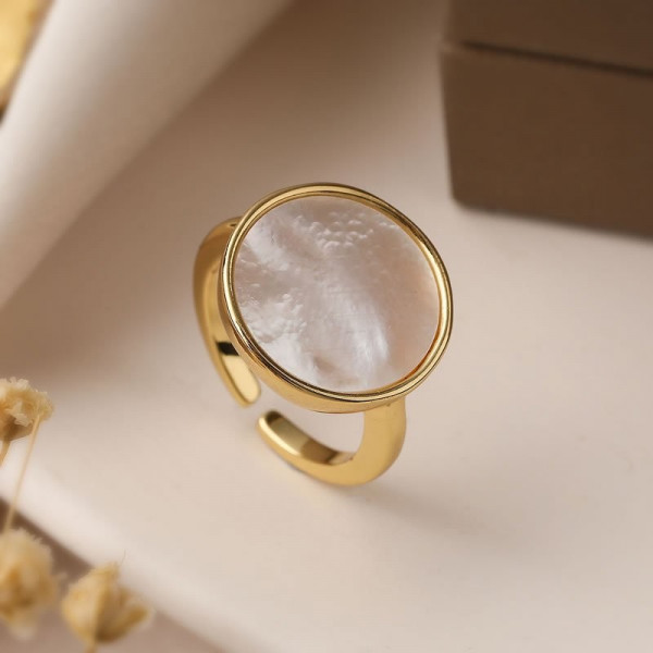 Золотистое кольцо с овальным перламутровым камнем N78317