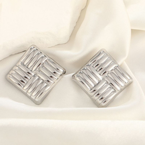 Серебристые плетеные серьги-пусеты Ромбы CJH27345