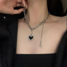Массивное колье-галстук с черным сердцем и цепями CJH55655