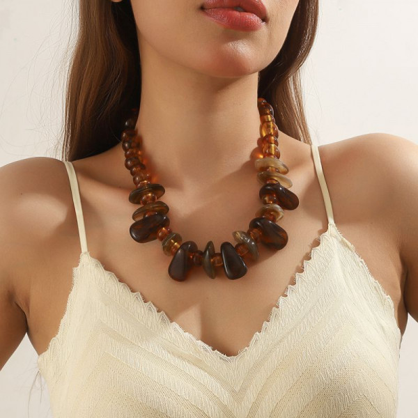 Бусы из темного янтаря или смолы с фактурными вставками CJR56865