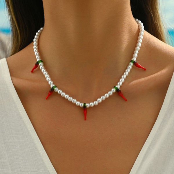 Чокер из белого бисера с декоративными подвесками в форме красных перчиков CJN34428
