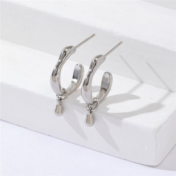 Минималистичные стальные серьги-конго с тонкими подвесками-палочками CJN30783