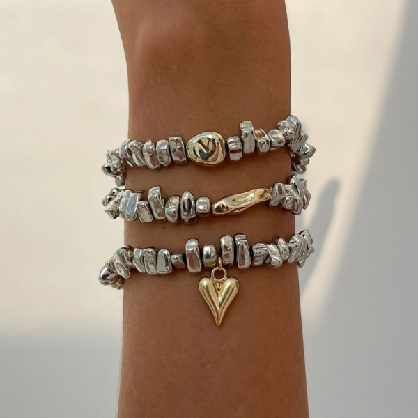 Браслет из серой каменной крошки с сердцем CJM15304