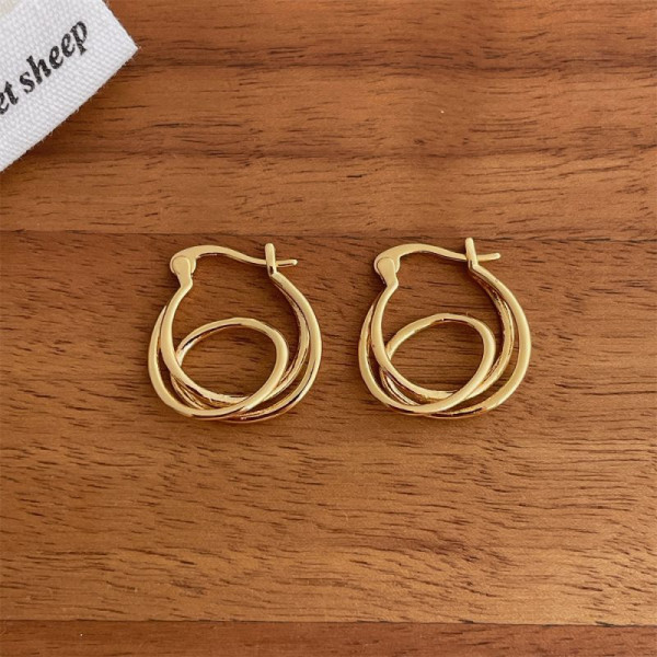 Изящные серьги-конго из золотистого металла с плетеным узором CJP40983