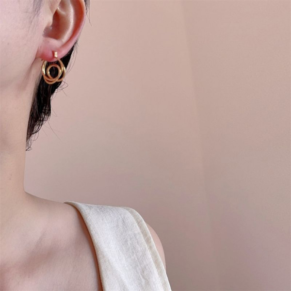 Изящные серьги-конго из золотистого металла с плетеным узором CJP40983