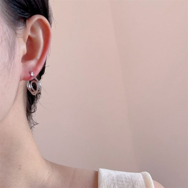 Изящные серьги-конго из золотистого металла с плетеным узором CJP40983