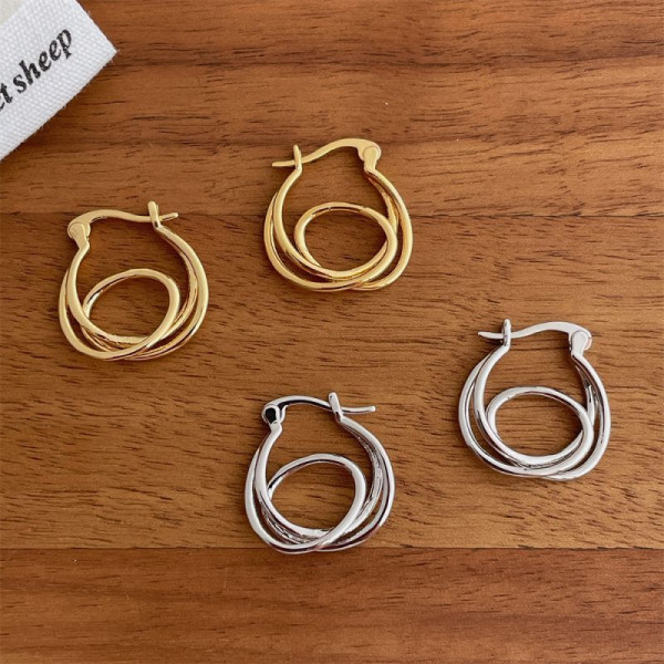 Изящные серьги-конго из золотистого металла с плетеным узором CJP40983