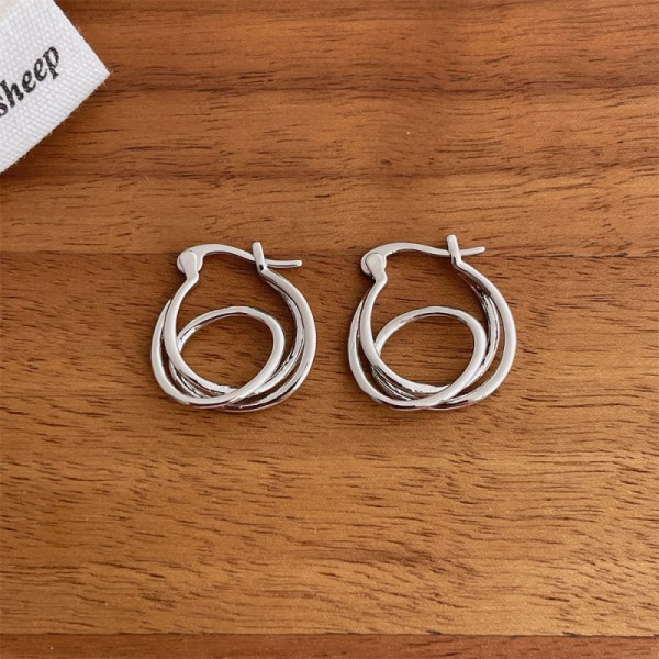 Изящные серьги-конго из золотистого металла с плетеным узором CJP40983