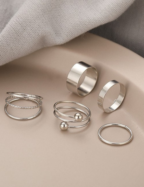Набор серебристых колец разной ширины с цепочкой Q84174