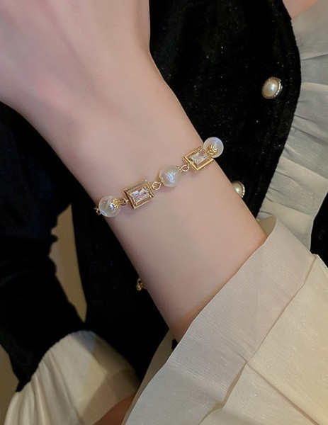 Золотистый браслет с жемчугом и геометрическими вставками G36166