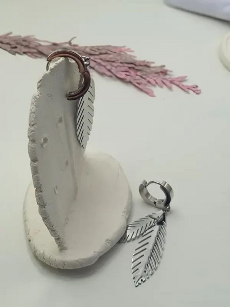 Стальные серьги-кольца с подвесками-перьями J10210CJJ