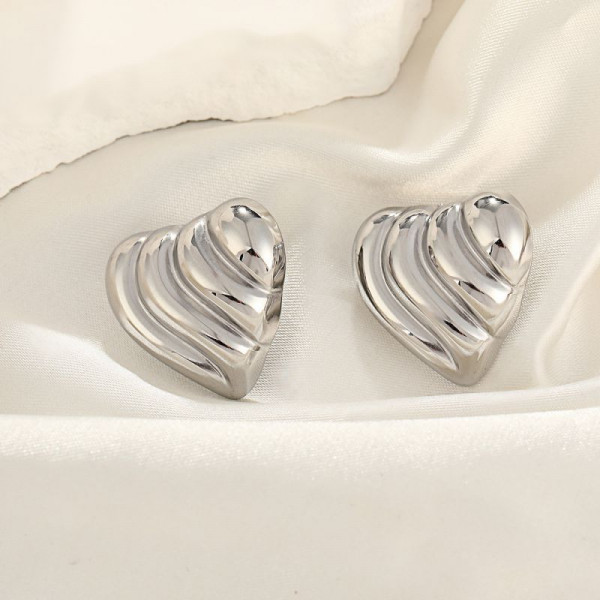 Серебристые серьги-пусеты Сердца с волной CJH27347