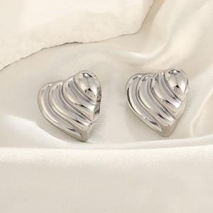 Серебристые серьги-пусеты Сердца с волной CJH27347