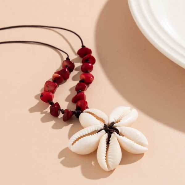 Колье на темном шнурке с крупной жемчужной ракушкой CJM34261