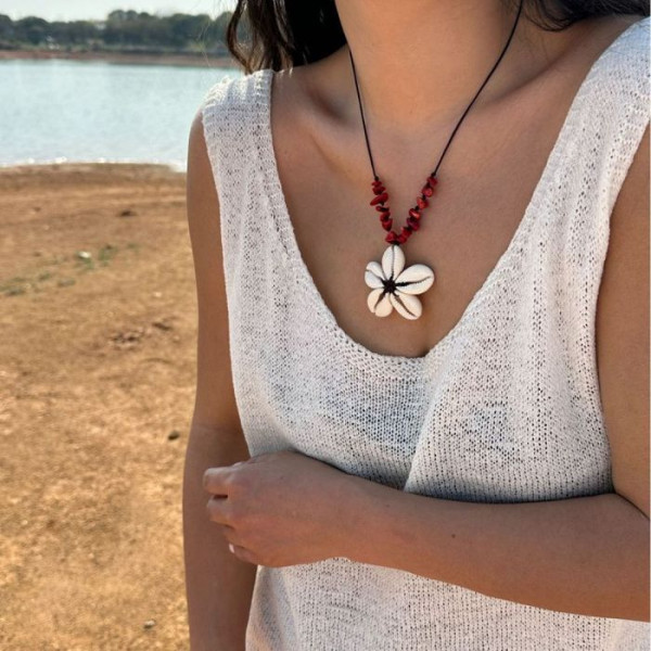 Колье на темном шнурке с крупной жемчужной ракушкой CJM34261