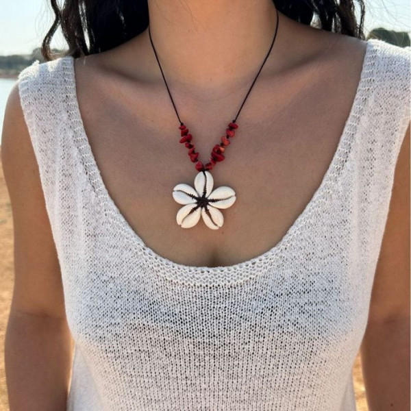 Колье на темном шнурке с крупной жемчужной ракушкой CJM34261