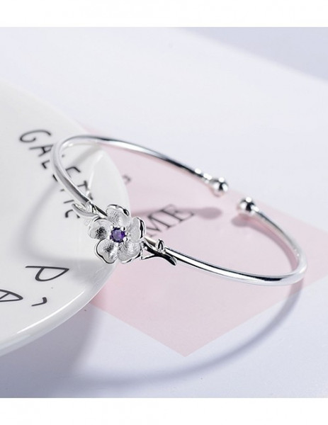 Жесткий браслет с подвеской в форме цветка R87983