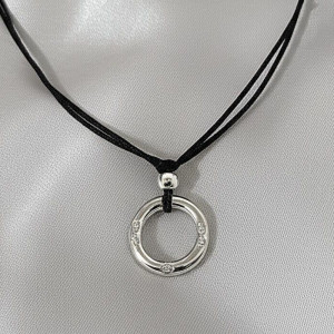 Длинная цепочка на шнурке с кольцом-талисманом 1J11641CJJ