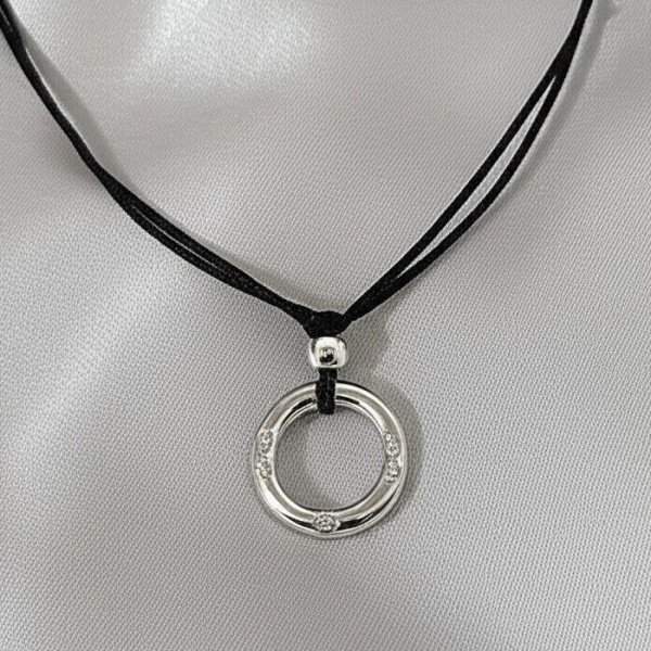 Длинная цепочка на шнурке с кольцом-талисманом 1J11641CJJ