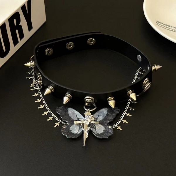 Широкий кожаный чокер с шипами цепями и бабочкой CJG57285