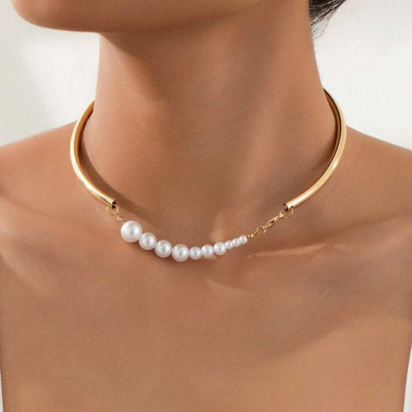 Колье-обруч золотистое с жемчужной дорожкой по центру CJM84041