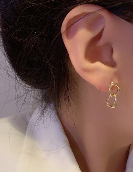 Стильные серьги-пусеты контурные сердца Z68425