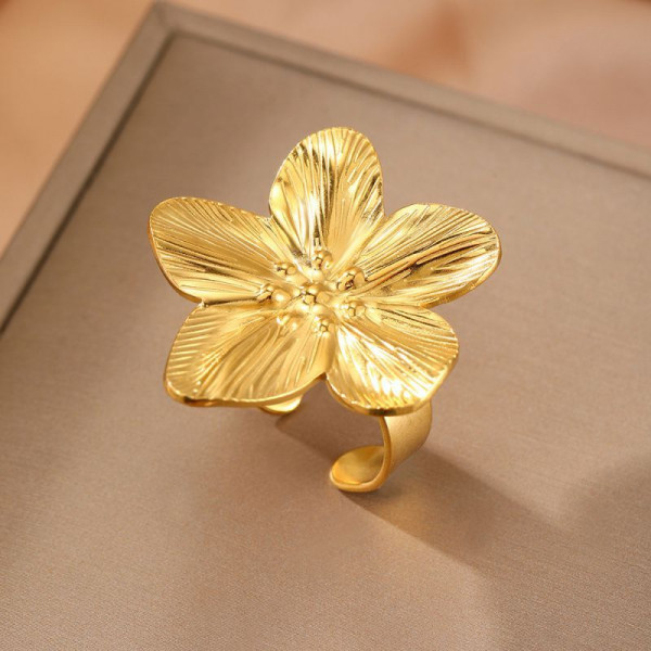 Крупное кольцо в форме пятилепесткового цветка CJM03873