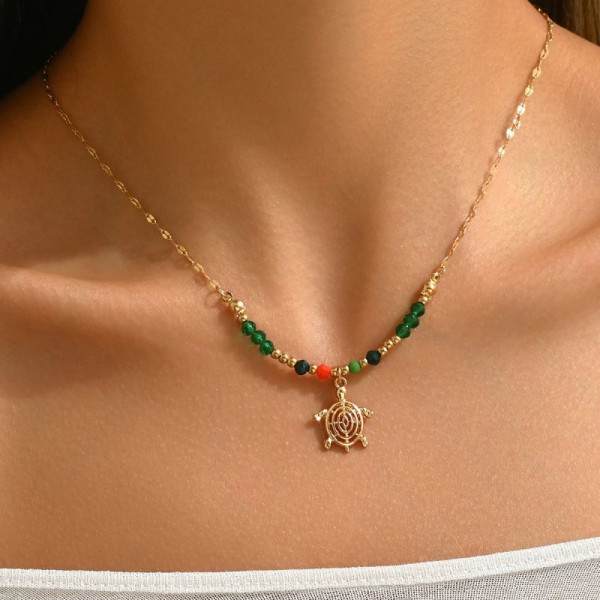 Золотистая цепочка с подвеской в форме черепахи и зелеными камнями CJN34430