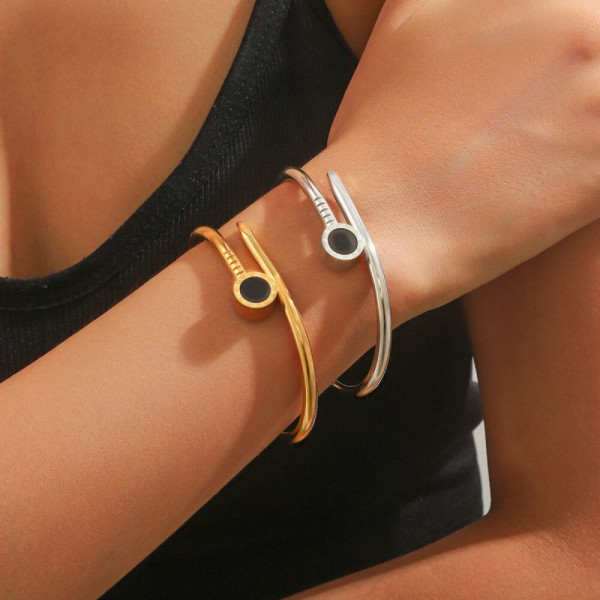 Браслет жесткий в стиле «Гвоздь» с черной эмалью CJJ06061