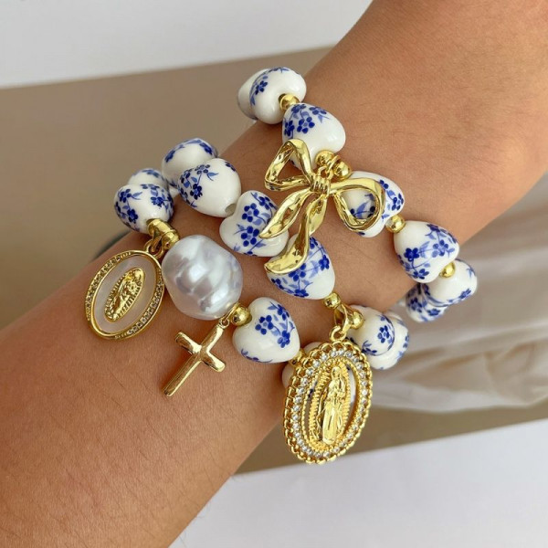 Браслет из узорчатых бусин с крупным жемчугом и бантом CJP64044