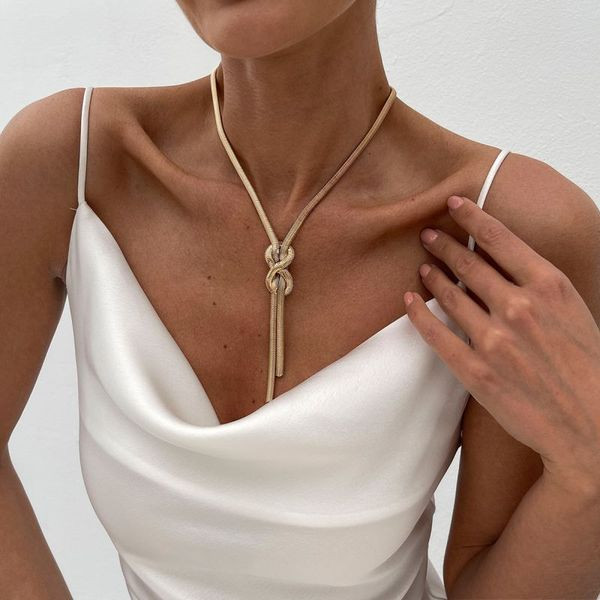 Массивное колье-галстук в стиле плетения из широких цепей CJL50389