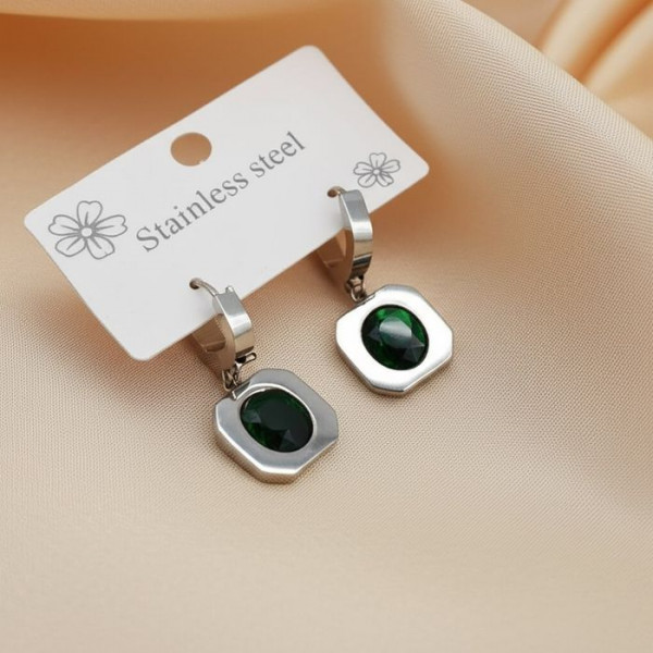 Стальные серьги-подвески с квадратными вставками под изумруд J10229CJJ