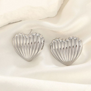 Серебристые рифленые серьги-пусеты Сердца CJH27349