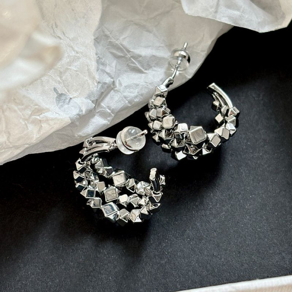 Широкие серьги-конго с кристальной крошкой CJQ38654