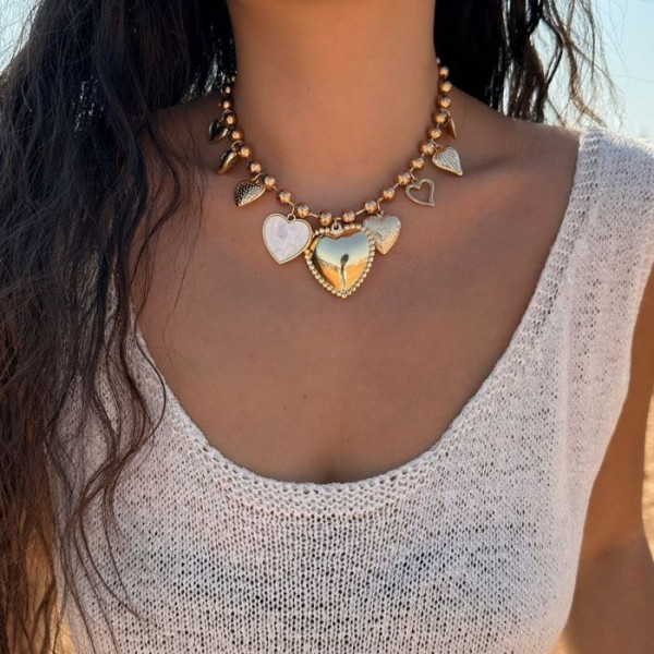 Массивная золотистая цепь с подвесками-сердцами CJM34272