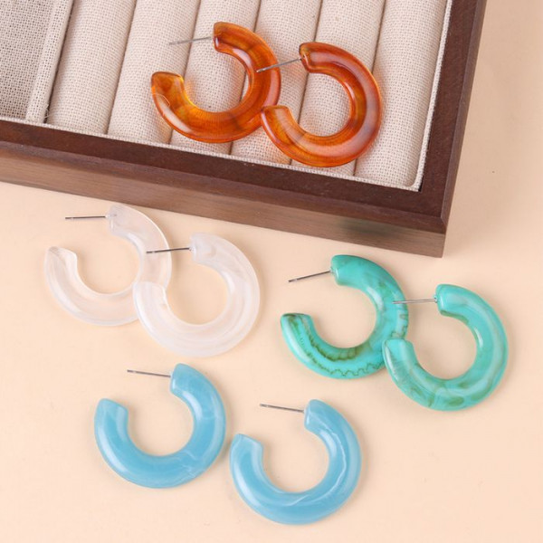 Стильные акриловые серьги-кольца изогнутой формы CJM81766