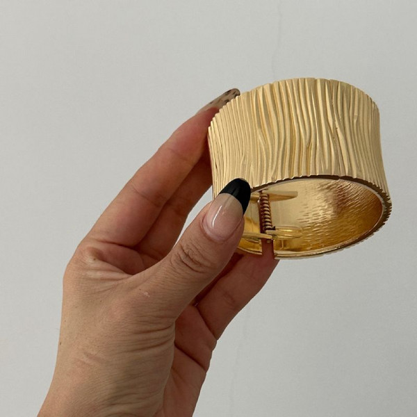 Браслет жесткий кафф с глубокой чеканной фактурой CJT25602