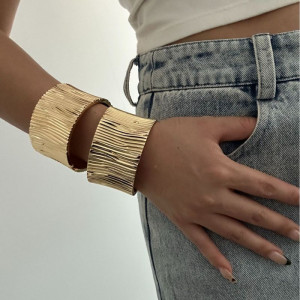 Жесткий браслет CJT25602