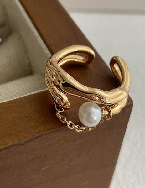 Кольцо в форме змеи с жемчужиной и цепочкой Z14766