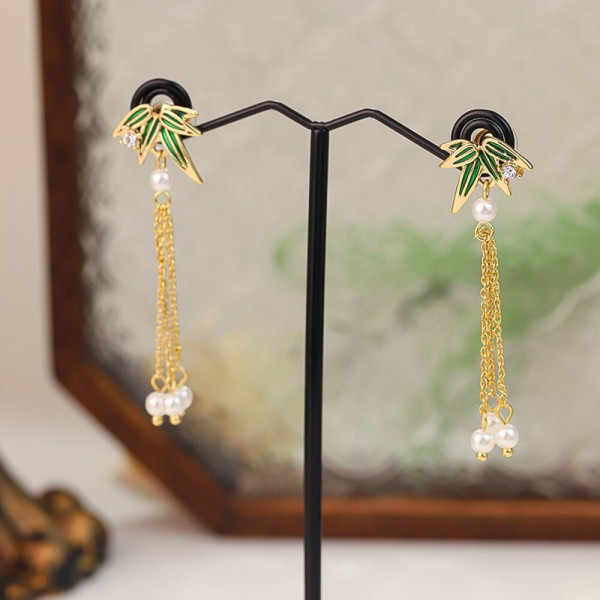 Длинные серьги пусеты с эмалевыми листьями и жемчугом CJH50846