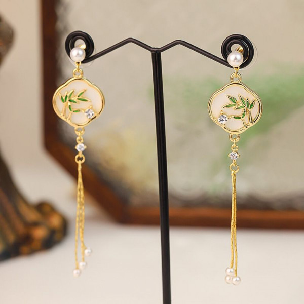 Длинные серьги пусеты с эмалевыми листьями и жемчугом CJH50846