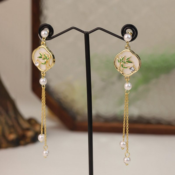 Длинные серьги пусеты с эмалевыми листьями и жемчугом CJH50846